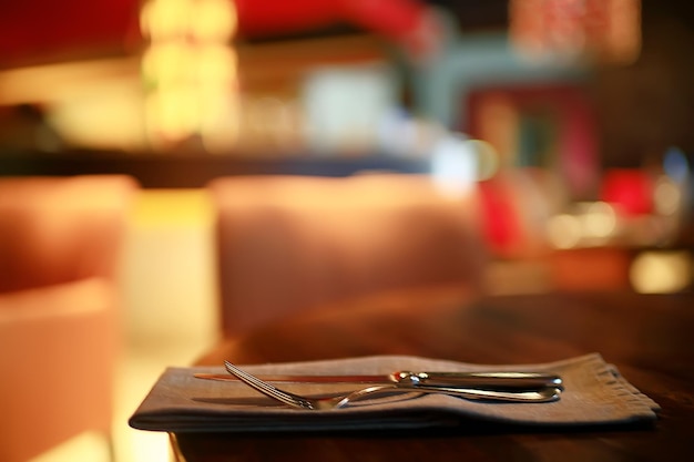 restaurante de mesa / cubiertos en una mesa en un café, el concepto de comida hermosa, estilo europeo