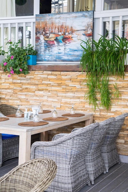 Foto restaurante y mesa de silla de madera plato en la mesa de madera en el restaurante de lujo