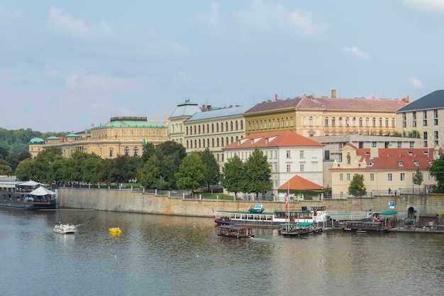 Restaurante nas margens do rio Vltava em Praga