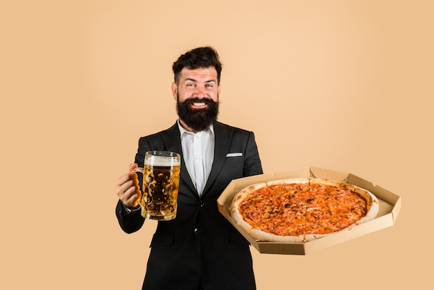 Restaurante ou pizzaria sorridente com barba segurando uma deliciosa pizza em caixa e cerveja gelada fast food