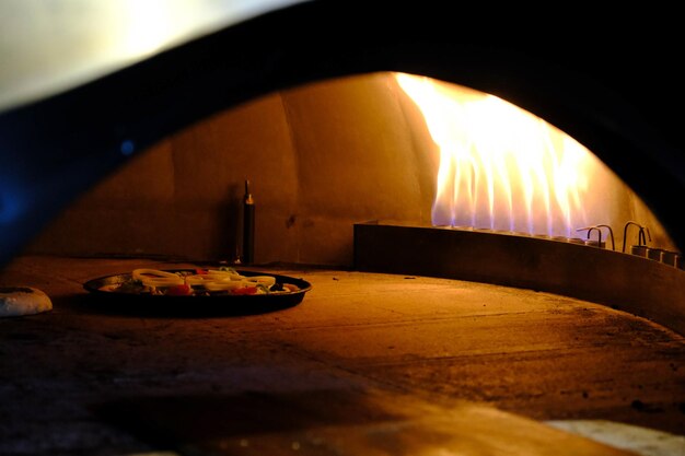 Horno de pizza tradicional de leña restaurante de pizza fabricación de pizza  clásica de leña con horno de piedra