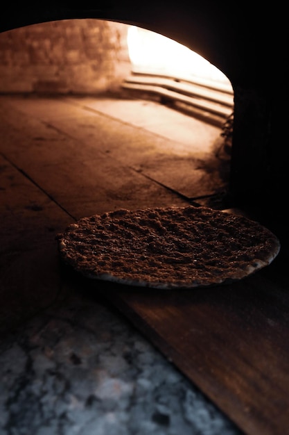 En un restaurante pan de pita o pide cocinando en horno o estufa Imagen conceptual de panadería o panadería