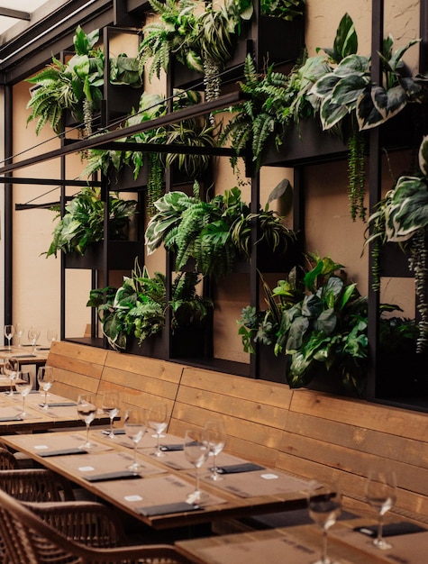 Foto un restaurante con plantas en la pared y un menú en la pared.