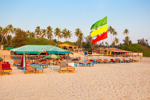 Restaurante de playa chozas y hamacas en la playa de Arambol en el norte de Goa, India