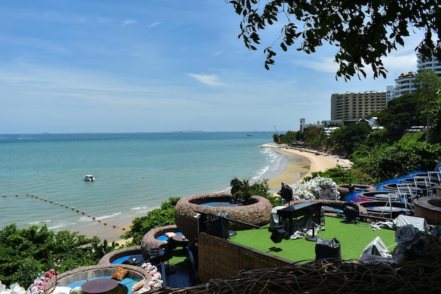 restaurante de playa de mar con vistas al hermoso mar y cielo