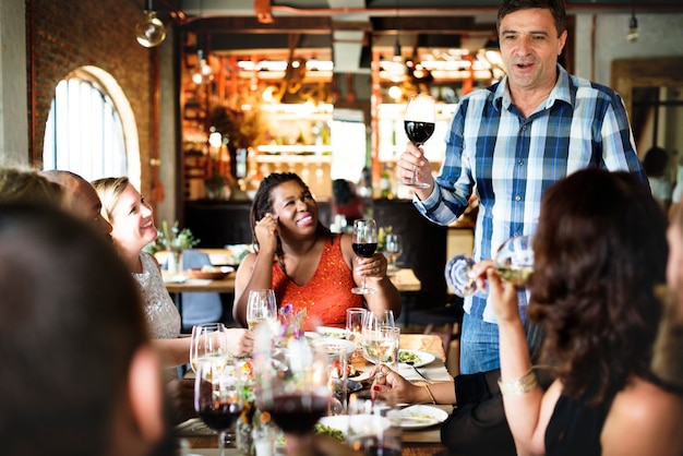 Restaurante que enfría concepto de estilo de vida con clase reservado