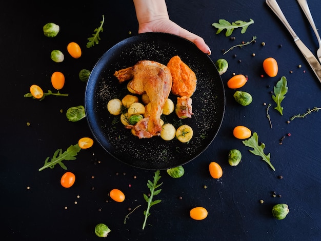 Restaurante que sirve el concepto de plato de pierna de pollo. arte culinario. comida deliciosa y abundante. Amantes de la comida.