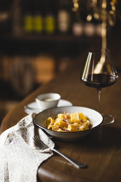 Restaurante que sirve pasta con parmesano y pimienta. Fotografía de comida. Ajuste de la tabla.