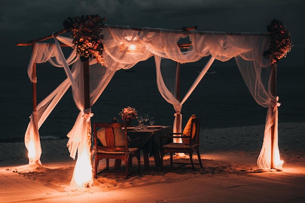 Restaurante romântico à beira-mar para um encontro ao pôr do sol em Koh Samui