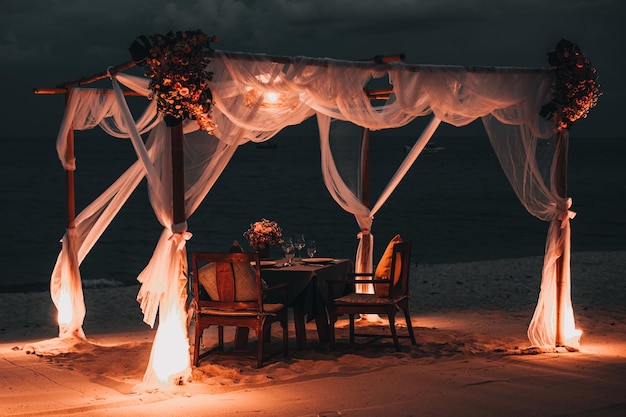 Restaurante romántico junto al mar para una cita al atardecer en Koh Samui