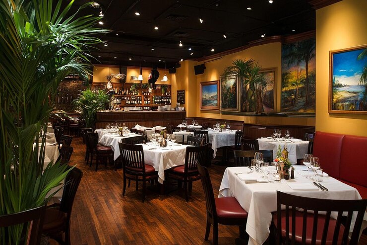Foto un restaurante con una silla roja y una planta en la esquina