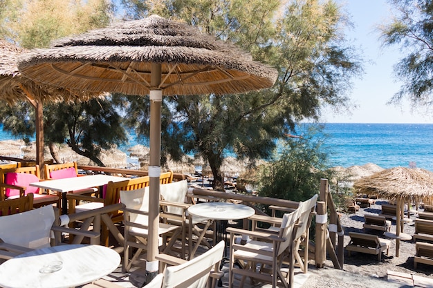 Restaurante terraza frente a la playa en kamari en la isla de santorini