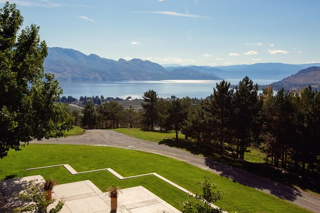 Restaurante en terraza y pruebas de vino en la bodega Mission Hill en la ciudad de Kelowna British Columbia Canadá