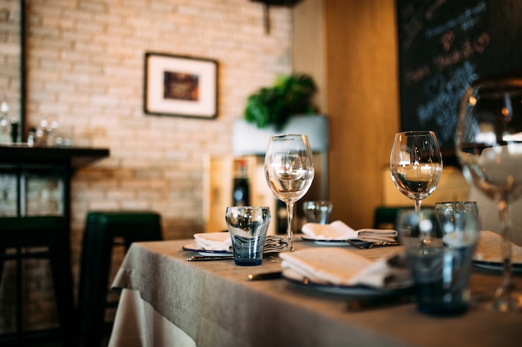 Foto restaurante vajilla de cristal en el interior de la mesa