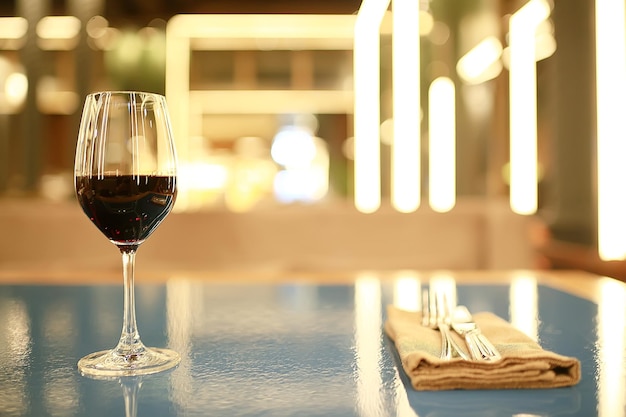 restaurante de vinos que sirve romance / hermoso concepto de copa de alcohol, cena navideña en un café