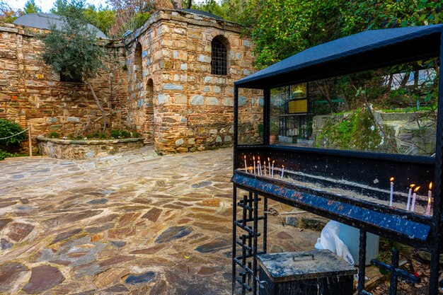 Foto restaurante vintage y vibrante con velas y mesas en el suelo en éfeso, turquía