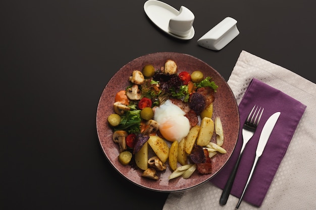 Restaurantfrühstück mit warmem Kartoffelsalat