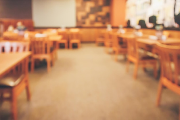 Restaurantinterieur mit Kunden- und Holztisch verwischt abstrakten Hintergrund mit Bokeh-Licht