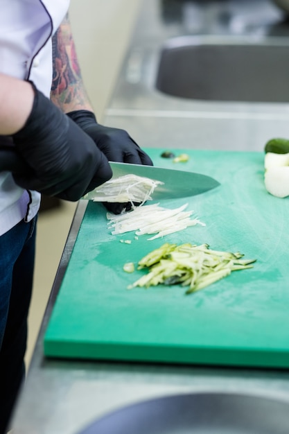 Restaurantkoch bei der Arbeit. Leckeren Salat kochen. Essenszubereitung. Professionelle Fähigkeiten