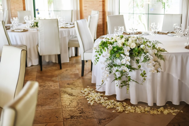 Restaurantrundtisch verziert für Hochzeitsfeier