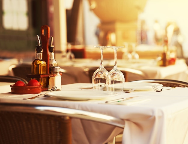 Foto restauranttisch bei sonnenuntergang