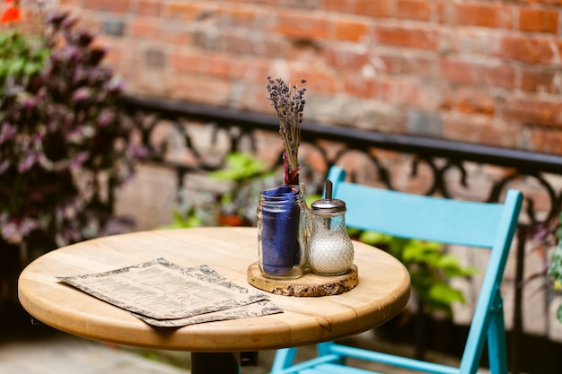 Restauranttisch in der alten europäischen Stadt