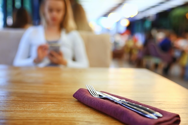 Foto restauranttischdekoration, gabel und messer auf dem tischmenüdekor