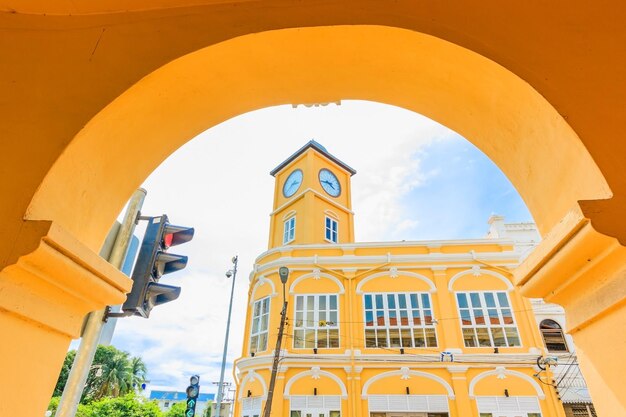 Restaurierter chinesisch-portugiesischer Uhrturm in der Altstadt von Phuket, Thailand