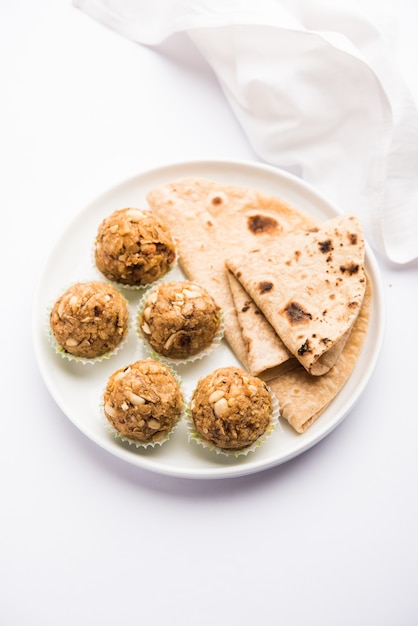 Reste von Chapati Laddu, Churma Laddoo oder Policha Ladu aus Roti, Erdnüssen, Trockenfrüchten und Jaggery. selektiver Fokus