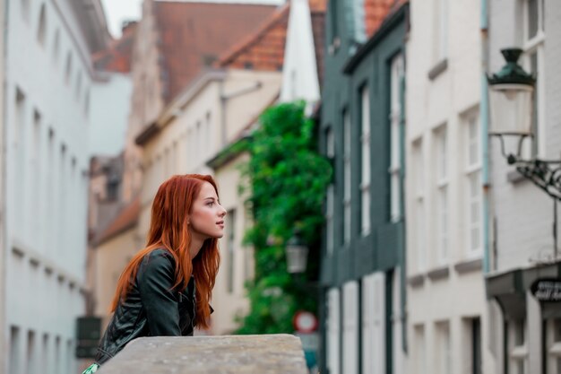 Resto de menina jovem ruiva na rua em brugge