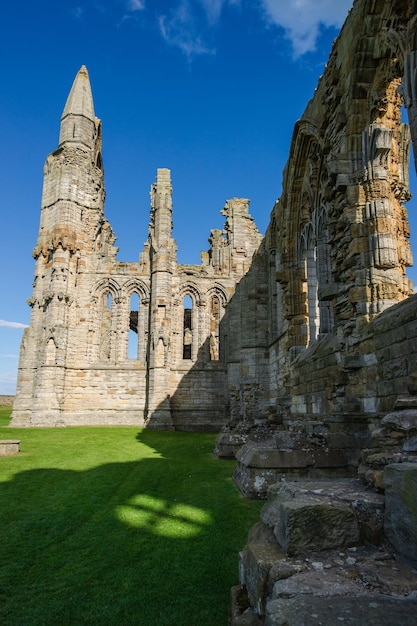 Restos de la Abadía de Whitby de North Yorkshire en el Reino Unido. Son las ruinas de la abadía benedictina. Ahora está bajo la protección del English Heritage.