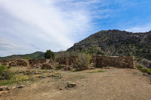 Los restos de una antigua fortaleza cerca de la montaña KaraDag Crimea Rusia 2021