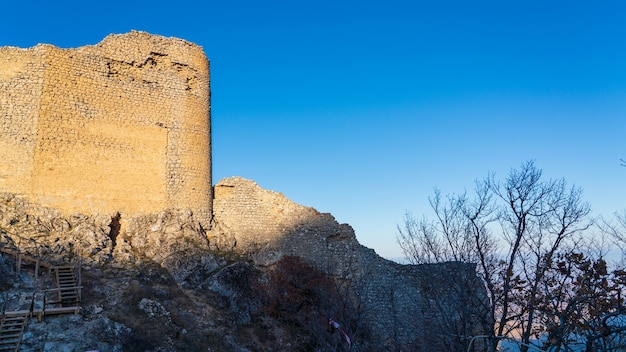 Restos de la antigua fortaleza de Chirag Gala en la cima de la montaña, ubicada en Azerbaiyán