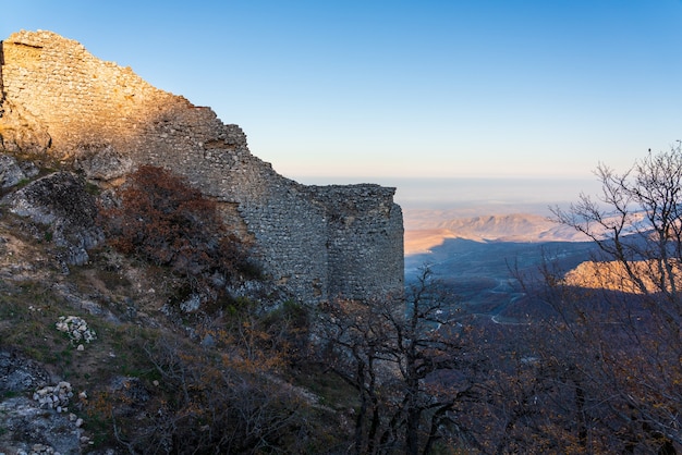 Restos de la antigua fortaleza de Chirag Gala en la cima de la montaña, ubicada en Azerbaiyán
