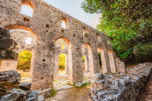 Restos del antiguo baptisterio del siglo VI en Butrint, Albania Este sitio arqueológico es Patrimonio de la Humanidad por la UNESCO