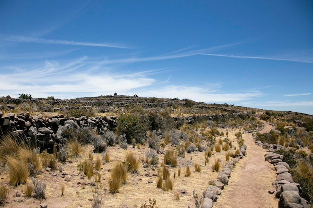 Restos arqueológicos incas en la isla de Taquile en el lago Titicaca en Perú