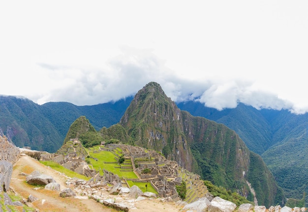 Restos arqueológicos de machu picchu ubicados en las montañas del cusco