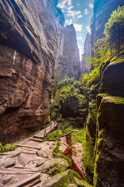 Restos de la ciudad de roca en Teplice Rocks parte del parque paisajístico AdrspachTeplice en la región montañosa de Broumov en Bohemia República Checa montañas Checa