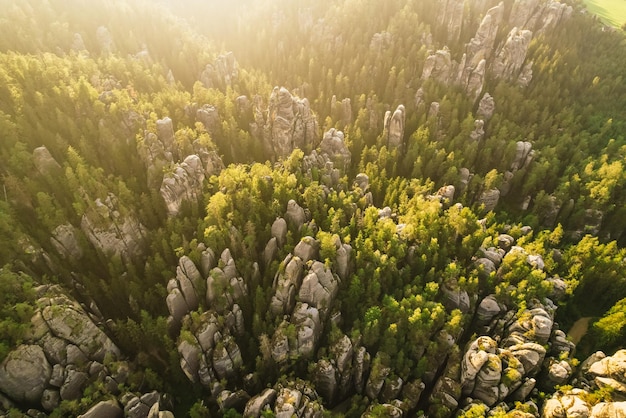 Restos de la ciudad rocosa en Adrspach Rocas parte del parque paisajístico AdrspachTeplice en la región de las Tierras Altas de Broumov en la República Checa Foto aérea Paisaje de las montañas checas