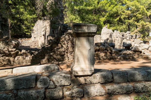 Los restos de columnas en la antigua ciudad de Phaselis ubicada en el distrito de Kemer de la provincia de Antalya, Turquía