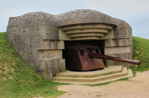 Restos da bateria alemã que foi capturada em 07 de junho de 1944 Bunker and Artillery Guns