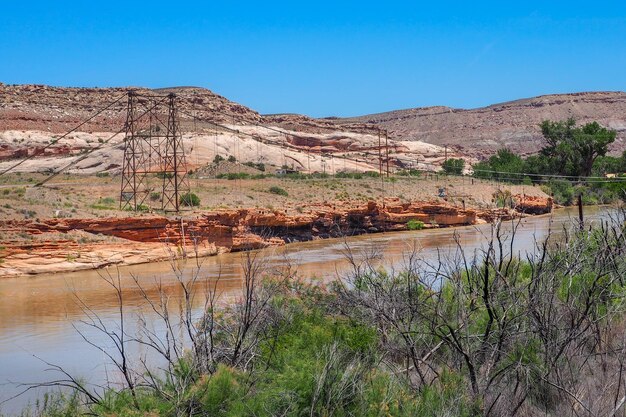 Restos da ponte suspensa dewey perto da estrada us 128 no deserto de utah uma viagem panorâmica pelo sudoeste americano em um belo dia ensolarado de primavera