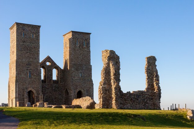 Restos das torres da Igreja Reculver banhadas pelo sol do fim da tarde no inverno