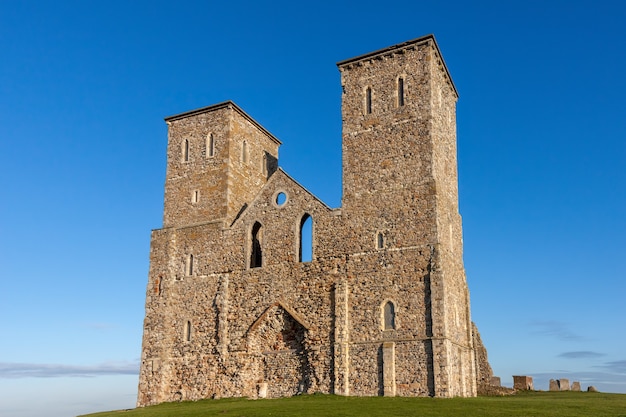 Restos das torres da Igreja Reculver banhadas pelo sol do fim da tarde no inverno