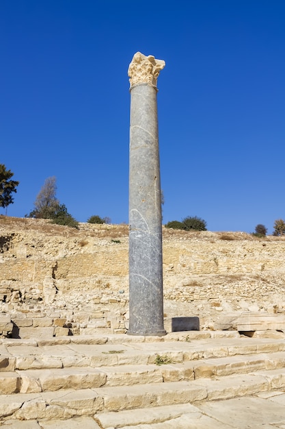 Restos de coluna com capitel sobre as ruínas de uma cidade antiga