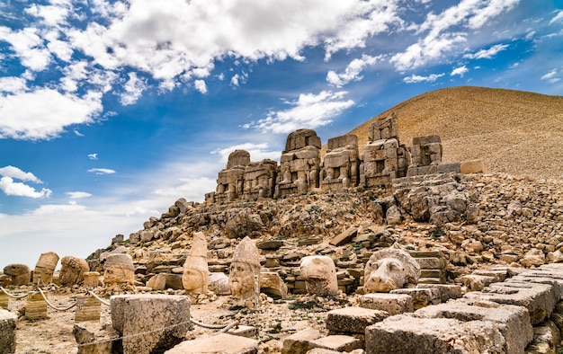 Foto restos de estátuas colossais em nemrut dagi. patrimônio mundial da unesco na turquia