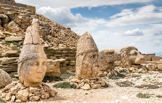 Foto restos de estátuas colossais em nemrut dagi. patrimônio mundial da unesco na turquia