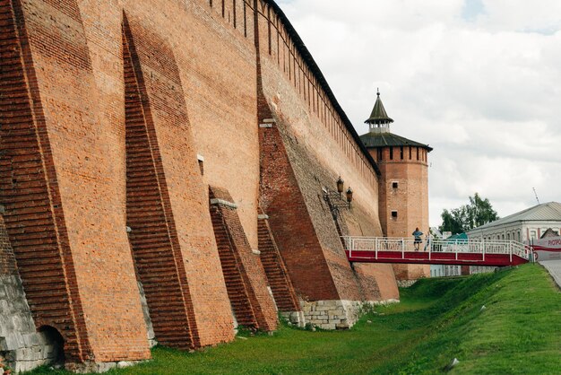 Foto restos de uma muralha de tijolos em kolomna, rússia.