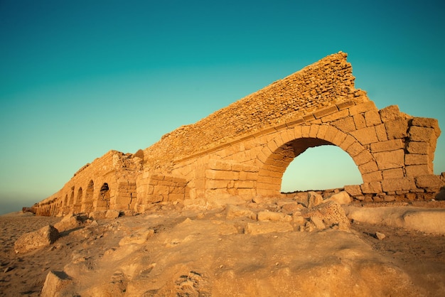 Restos do antigo aqueduto romano na antiga cidade de Cesaréia, Israel