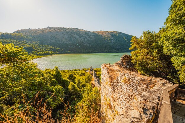 Foto restos do antigo baptisterio do século vi em butrint, albânia este sítio arqueológico é patrimônio da humanidade pela unesco